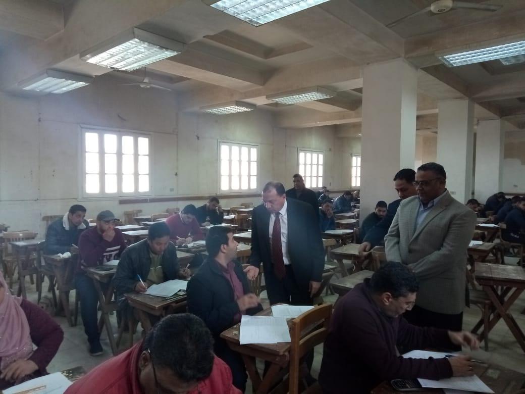   رئيس جامعة بنى سويف يتفقد امتحانات التعليم المفتوح بكلية التجارة ويمنع دخول الطلاب بالمحمول
