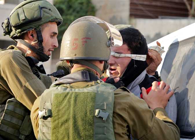   الاحتلال يعتقل 13 فلسطينيا من الضفة الغربية