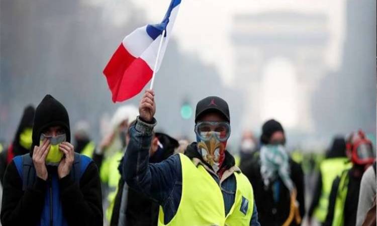   تجدد الاشتباكات بين «السترات الصفراء» والشرطة الفرنسية بباريس