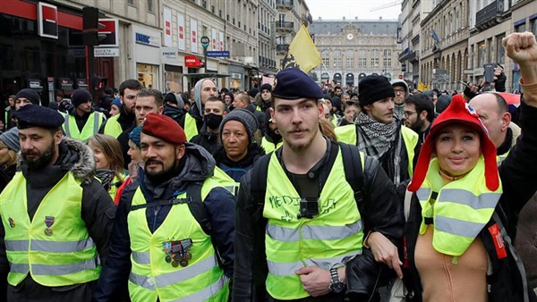 للأسبوع الخامس عشر.. محتجو «السترات الصفراء» يواصلون التظاهر في فرنسا