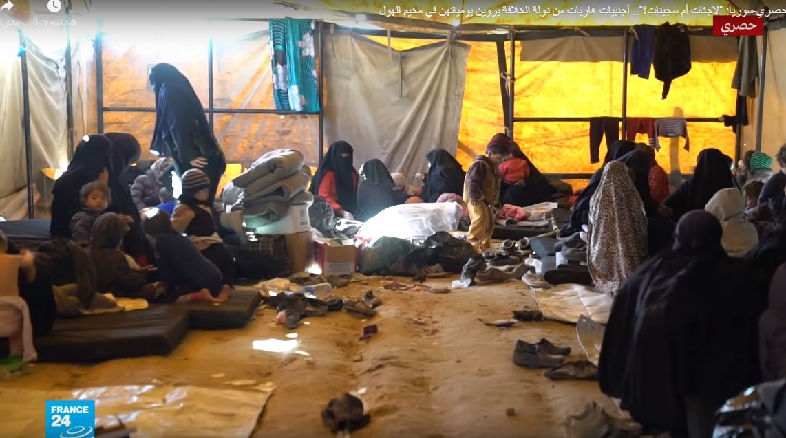   فيديو وصور || أخطر نساء الأرض اللاتى يعشن كالكلاب فى مخيم «الهول»