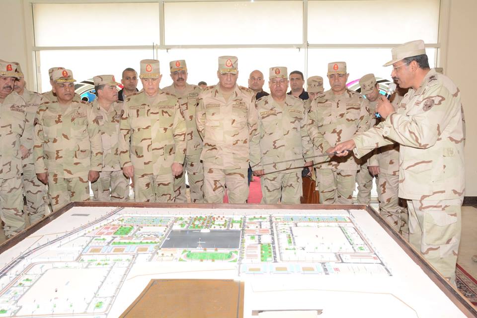   وزير الدفاع يتفقد وحدة التدريب الأساسى للمشاة ويلتقى بالجنود المستجدين