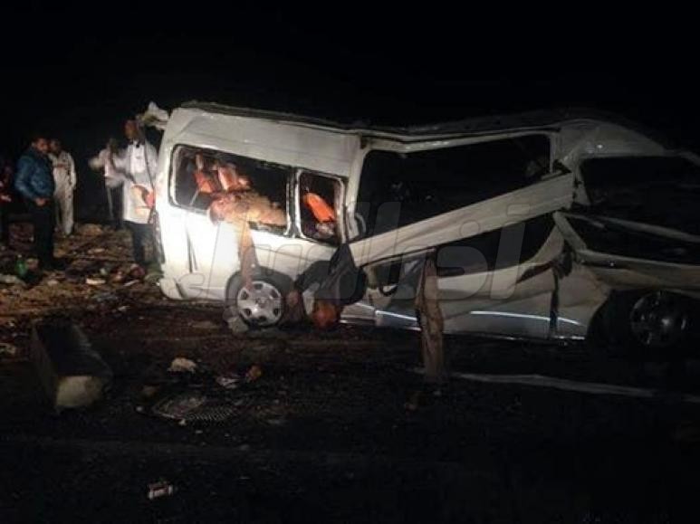   حادث تصادم مروع بين سيارة ميكروباص وربع نقل بـطريق  «الأوتوستراد»