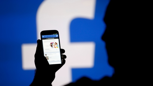   «فيسبوك» يوظف المئات للاستماع إلى مقتطفات من محادثات صوتية لمستخدميه