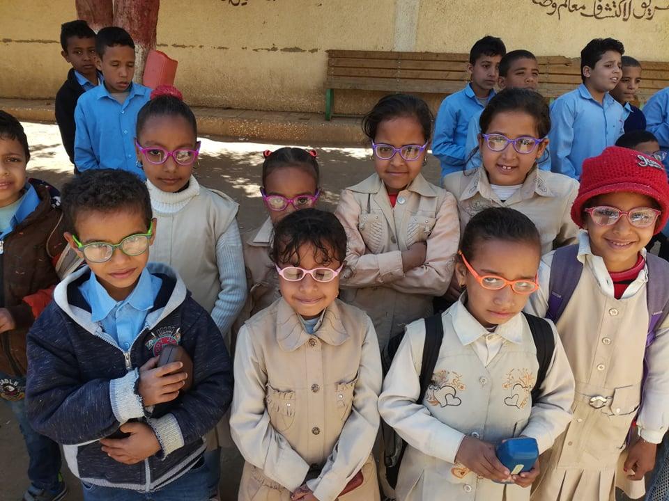   ضمن مبادرة الرئيس «نور الحياه» تسليم  نظارات طبية لأطفال المدارس بالأقصر 