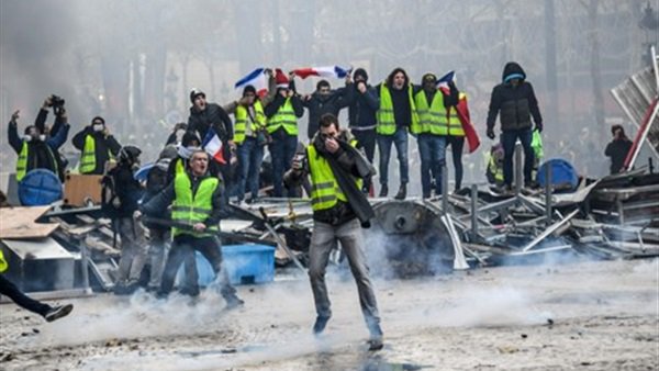   شاهد | اشتباكات عنيفة بين متظاهري السترات الصفراء في فرنسا