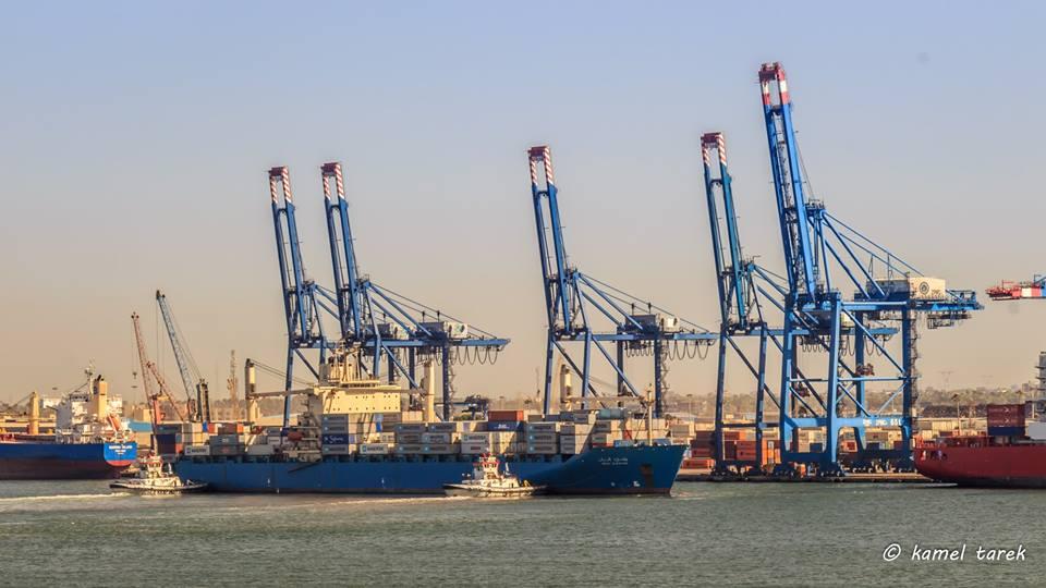   ميناء دمياط البحري يعمل بكامل طاقته رغم الظروف الجوية السيئة