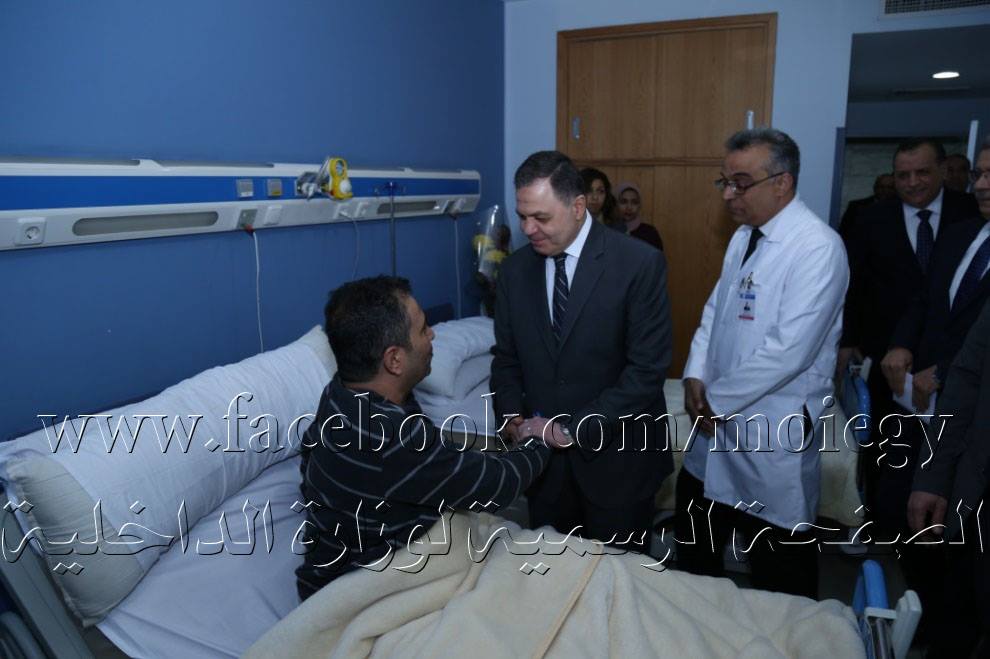   بالصور | وزير الداخلية يزور مصابي حادث «الدرب الأحمر»
