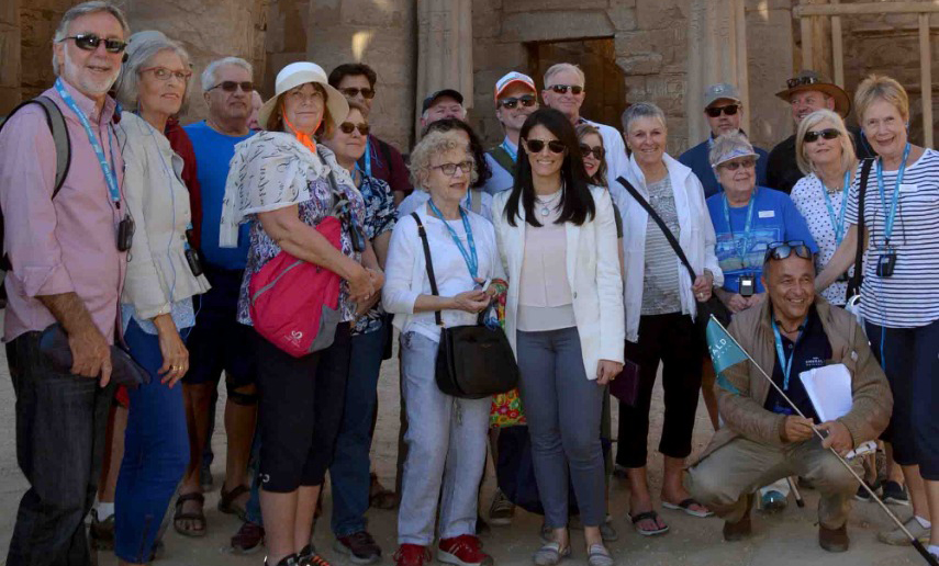   وزيرة السياحة تلتقى مجموعة من السائحين المتواجدين بمعبد الأقصر