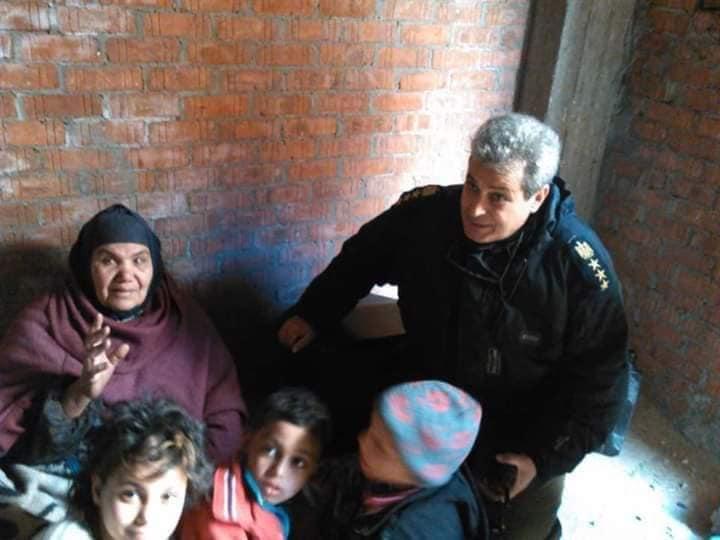   بنك الطعام الدمياطي يزور سيدة الكوبري بعد قيام رئيس شرطة المرافق بتوفير مأوى لها ولأولادها