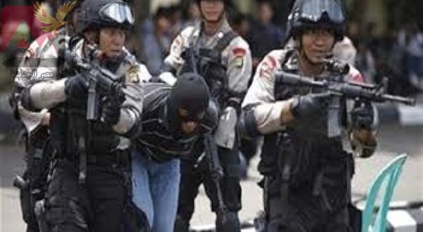  امرأة تفجر عبوة ناسفة أثناء مداهمة الشرطة منزلها بإندونيسيا