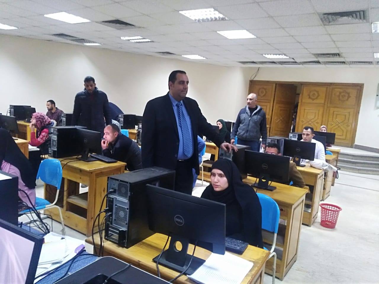   بالصور|| وكيل تعليم كفر الشيخ تتابع امتحانات المتقدمين للوظائف بالمركز التكنولوجى
