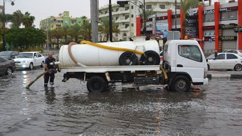   سيارات شفط المياه ترفع تراكمات مياه الأمطار بمحاور القاهرة