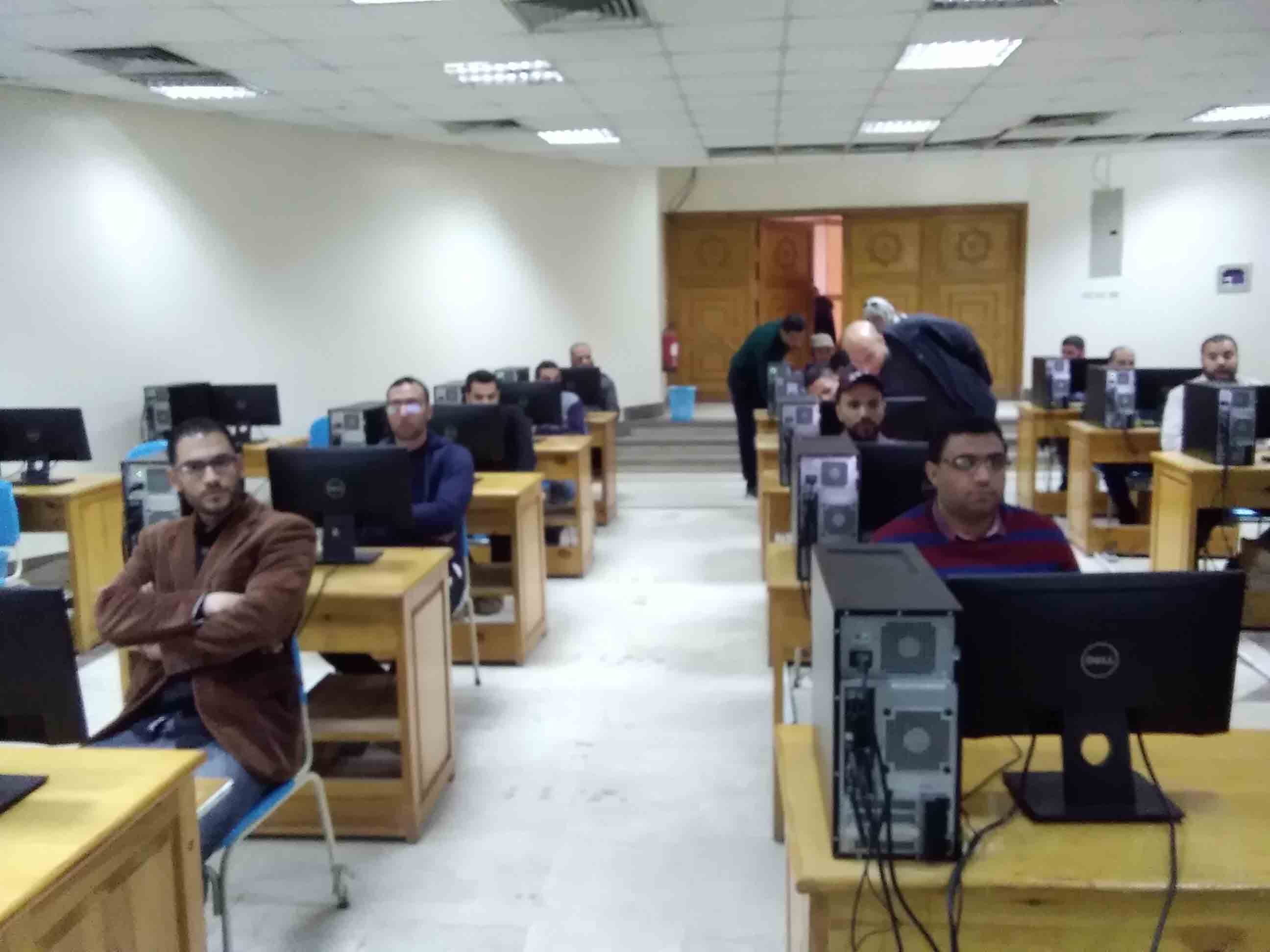   بالصور|| المتقدمون لوظائف التعليم يؤدون الإختبارات فى كفر الشيخ بحضور وكيل الوزارة