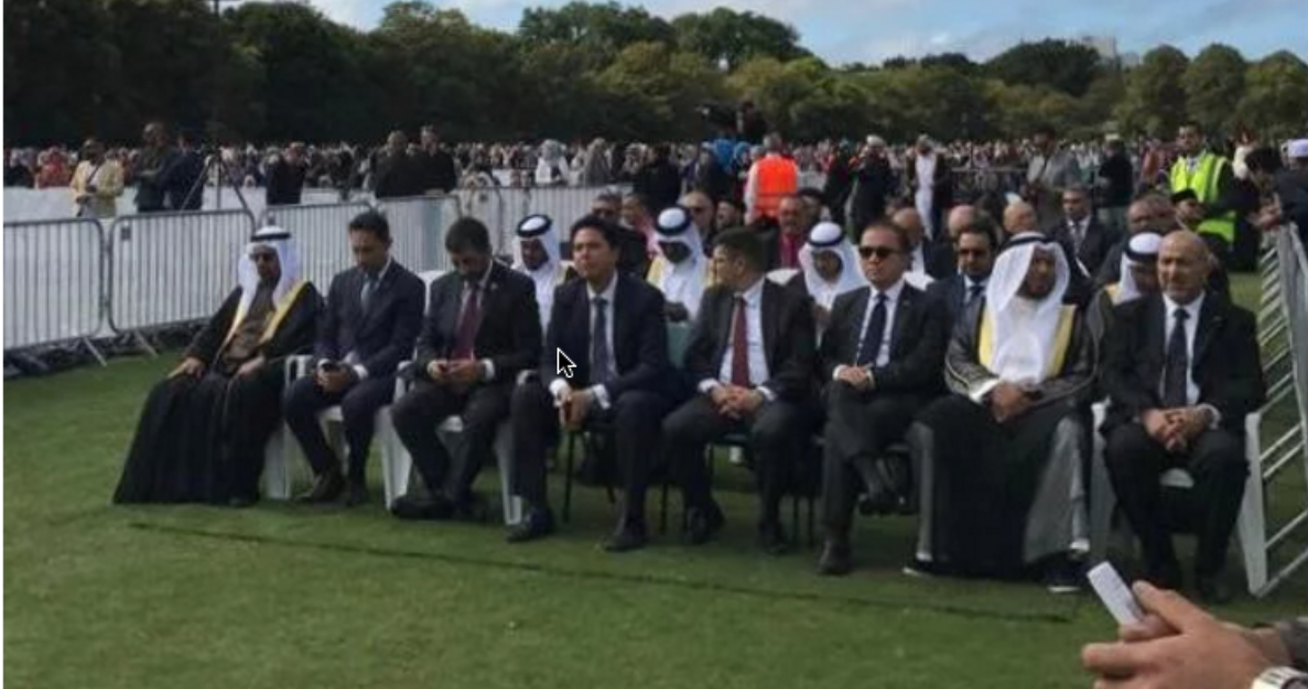   سفير مصر فى نيوزيلندا يشارك فى مراسم الدفن والصلاة على شهداء الحادث الإرهابى