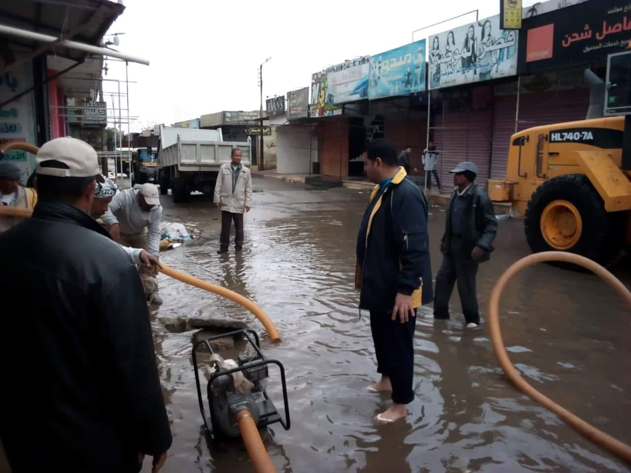   «نائب فايد» يتابع أعمال شفط مياه الأمطار بملابس «منزلية»