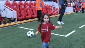   صلاح يحتفل مع زوجته وابنته «مكة» بتسجيل هدف الفوز لليفربول في الدقيقة الأخيرة