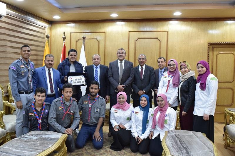   رئيس جامعة بني سويف يكرم الطلاب الفائزين بأسبوع شباب الجامعات المصرية