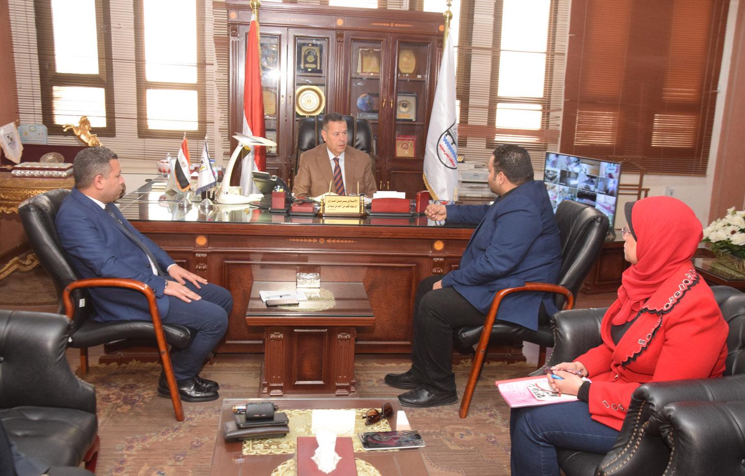   محافظ بني سويف يبحث مع وفد صندوق تحيا مصر لإطلاق المبادرة الرئاسية (نور حياة) ببني سويف