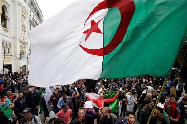   الجزائر تشهد موجة ساخنة جديدة من التظاهرات ومطالبات بإضراب عام