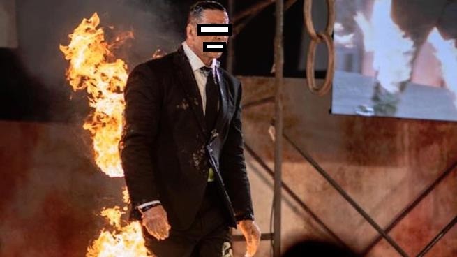   ممثل شهير يشعل النار فى نفسه