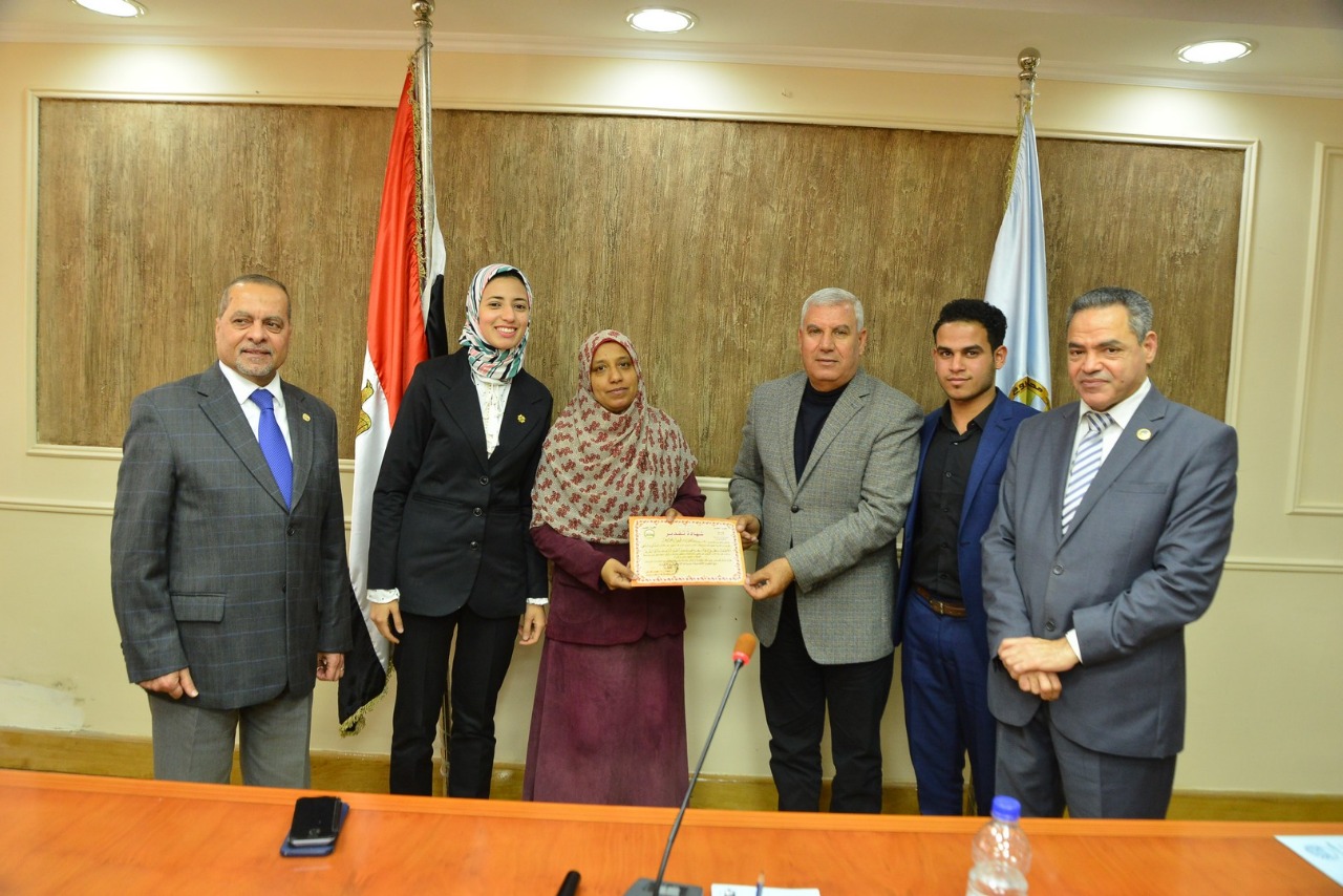   محافظ مطروح يكرم طبيبة أطفال لتفانيها واخلاصها فى العمل