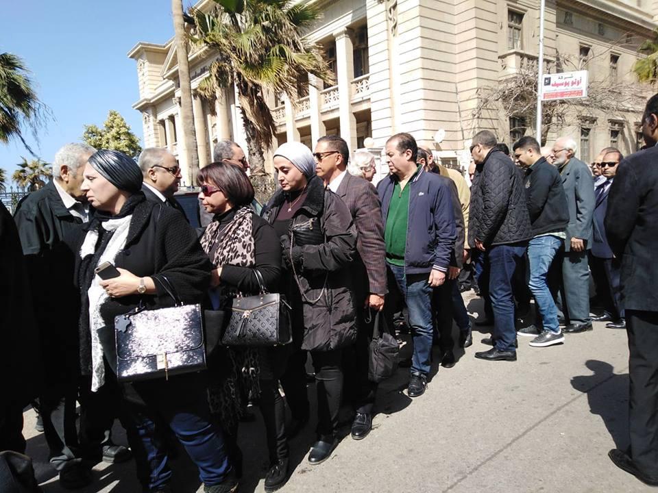   أهالي الإسكندرية يشيعون جنازة نادية صبور عضو نادي الروتاري ضحية حادث محطة مصر