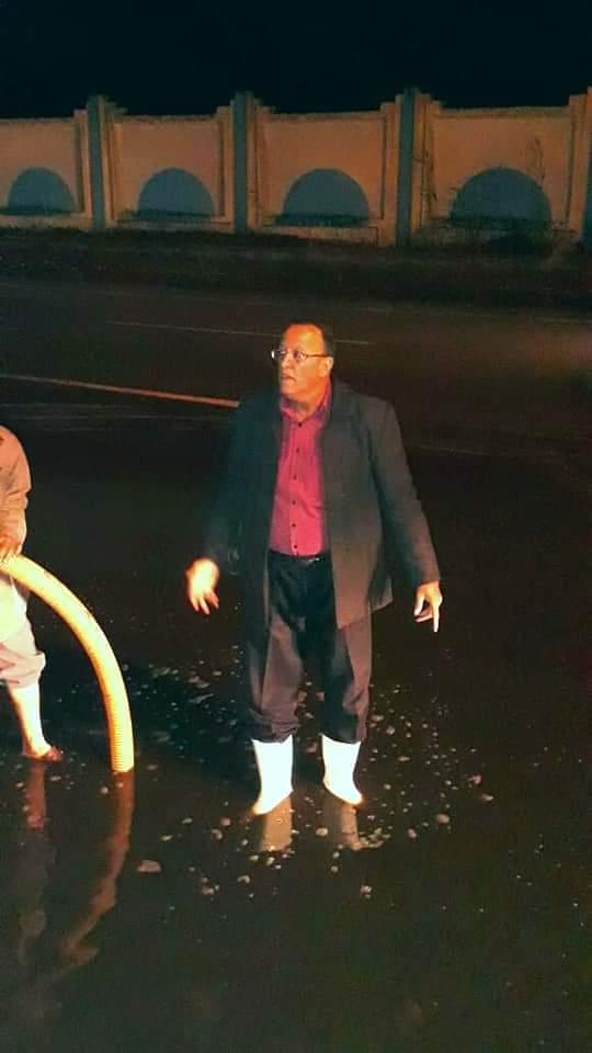   رئيس المنايف يواصل رفع المياه من طريق الإسماعيلية القاهرة الصحراوي 
