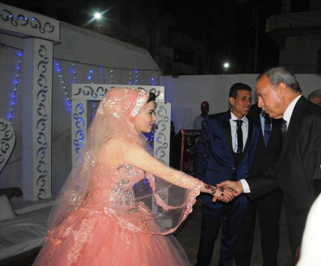   صور| محافظ قنا يحضر حفل زفاف عروس من إحدى دور الأيتام