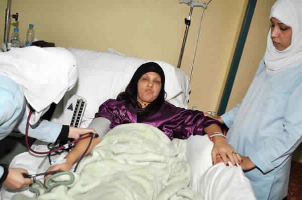   إعلامية كويتية تنفي شائعة وفاة فيفي عبده وتطالب جمهورها بالدعاء لها بالشفاء ومصادر تكشف حقيقة صورتها في فراش المرض