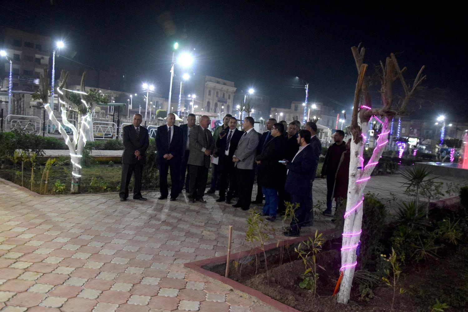   محافظ بني سويف يقراء الفاتحة على أرواح الشهداء أمام النصب التذكاري