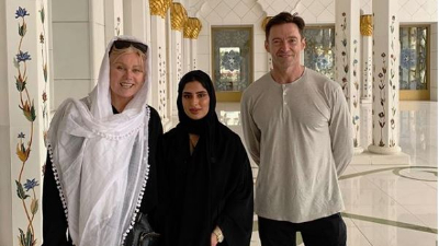   هيو جاكمان مع زوجته بالحجاب في مسجد الشيخ زايد