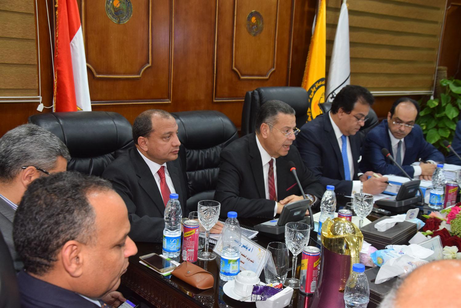   وزير التعليم العالي ومحافظ بني سويف يشاركان اجتماع المجلس الأعلى للجامعات