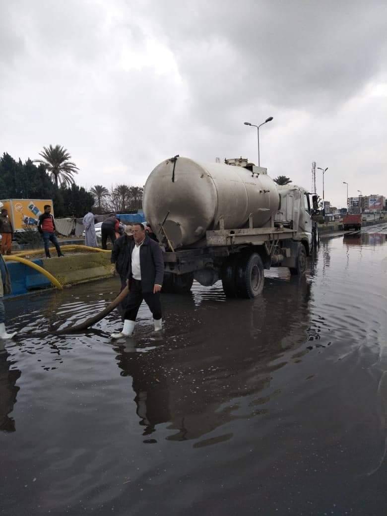   رئيس «المنايف» يجفف مياه الأمطار على طريق «الإسماعيلية _ القاهرة» الصحراوي