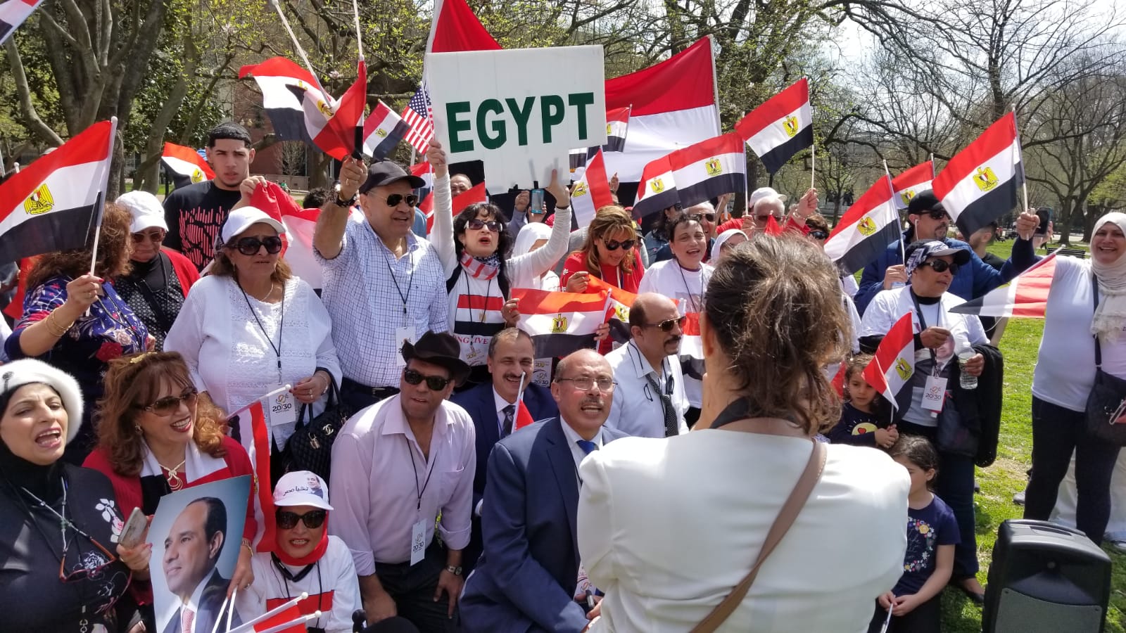   شاهد|| الجالية المصرية تحتشد أمام البيت الأبيض للترحيب بالرئيس السيسى (صور)