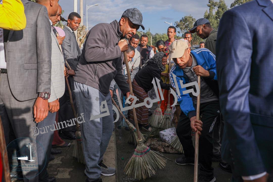   حصرى|| لـ «دارالمعارف» بالصور .. تحت شعار «معا لأثيوبيا نظيفة» .. أبي أحمد يكنس الشوارع في أديس أبابا