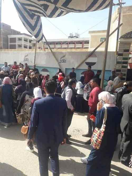   بالصور|| تزايد عدد الناخبين امام لجان الاستفتاء فى كفر الشيخ