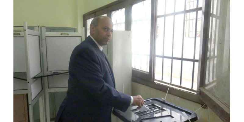   رئيس جامعة المنيا يدلي بصوته في التعديلات الدستورية بمقر لجنته