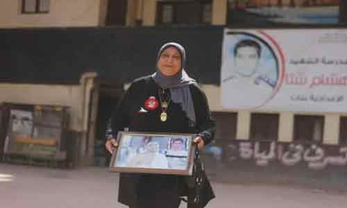   والدة الشهيد النقيب شرطة هشام شتا ضحية الهجوم الإرهابي  تدلي بصوتها بلجنة الهرم