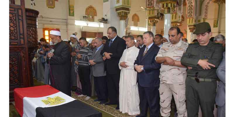   محافظ بنى سويف ومدير الأمن  يتقدمان الجنازة العسكرية  لشهيد القوات المسلحة محمد إبراهيم