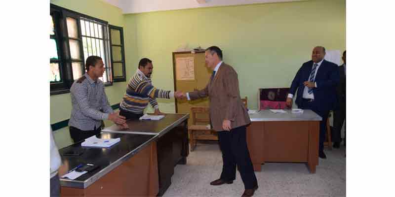   محافظ بني سويف يتفقد لجان الأستفتاء ويصافح الناخبين وسط هتافات تحيا مصر 