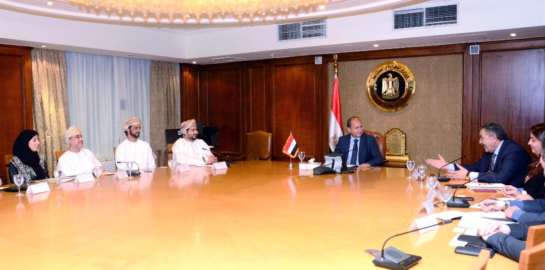   وزير التجارة والصناعة يستقبل وفد غرفة تجارة وصناعة سلطنة عمان