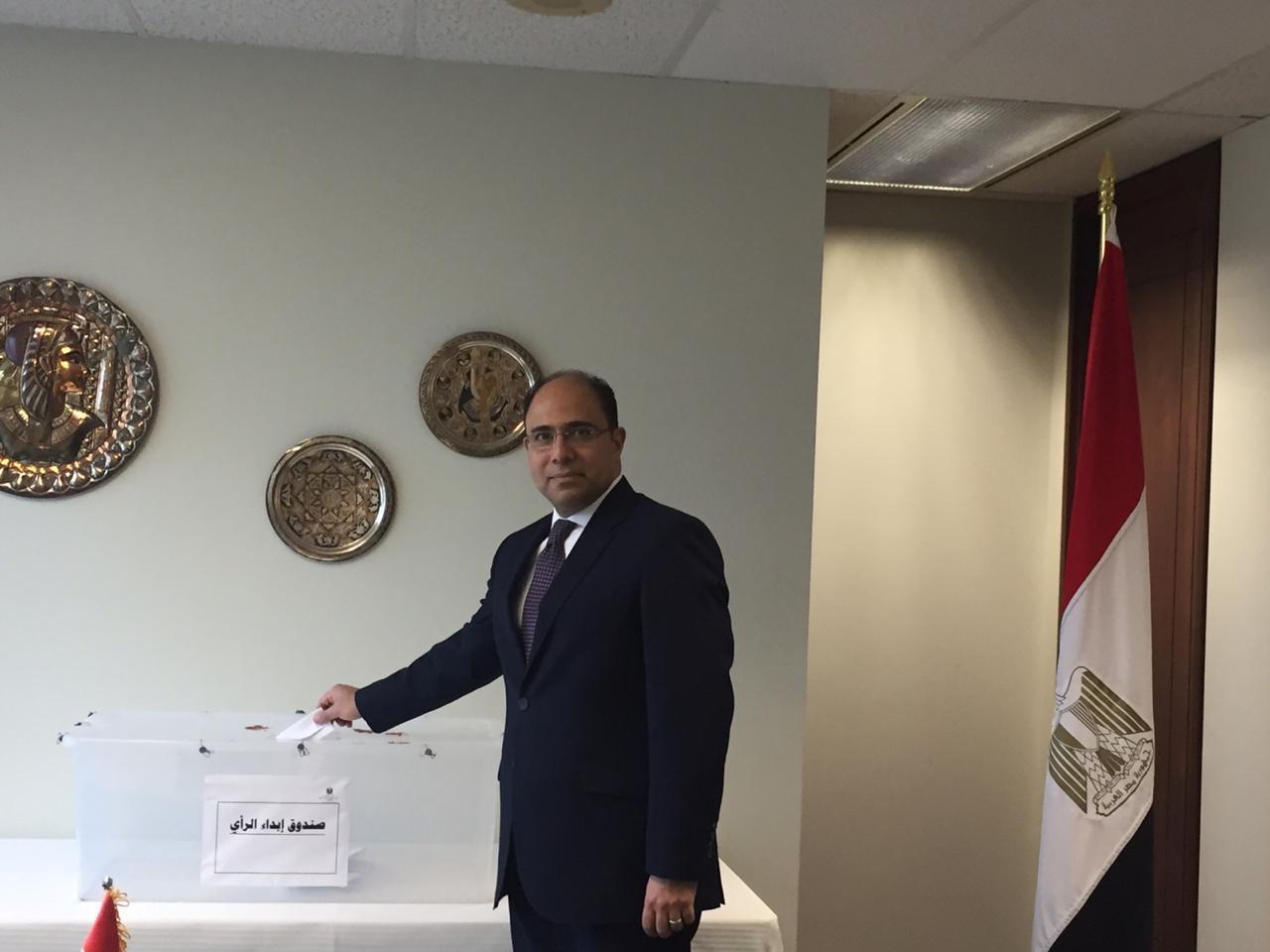   سفير مصر فى كندا يفتتح عملية الاستفتاء علي التعديلات الدستورية بمقر السفارة المصرية في أوتاوا
