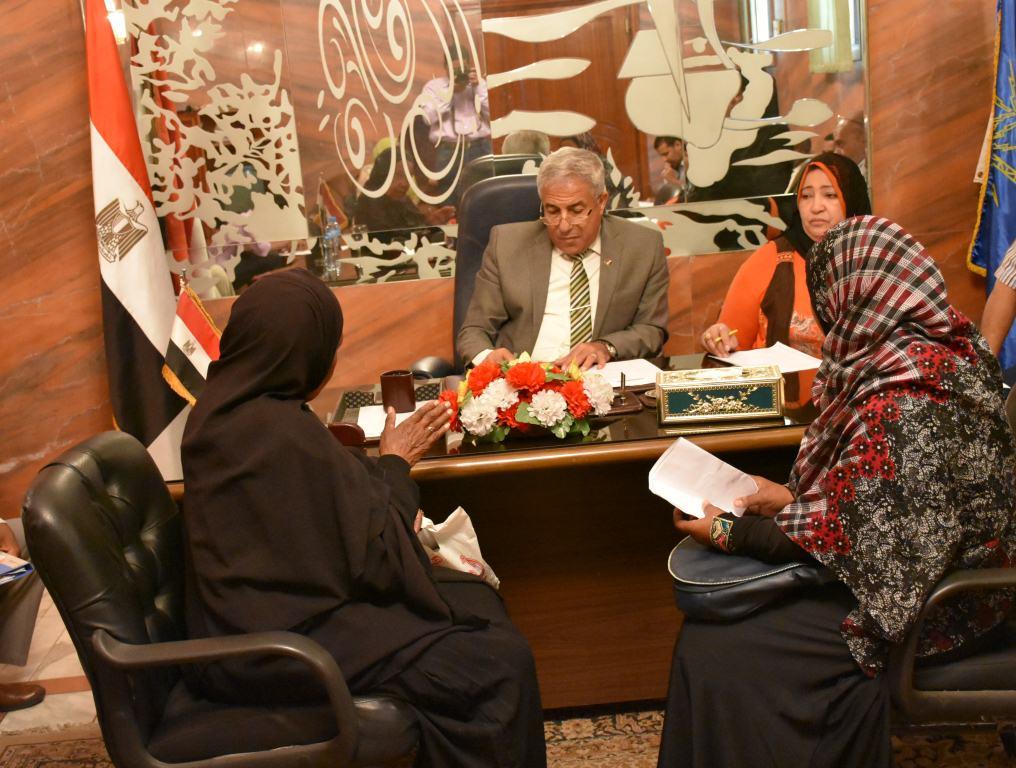 محافظ أسوان يستمع لمطالب وشكوى 50 مواطن ومواطنة
