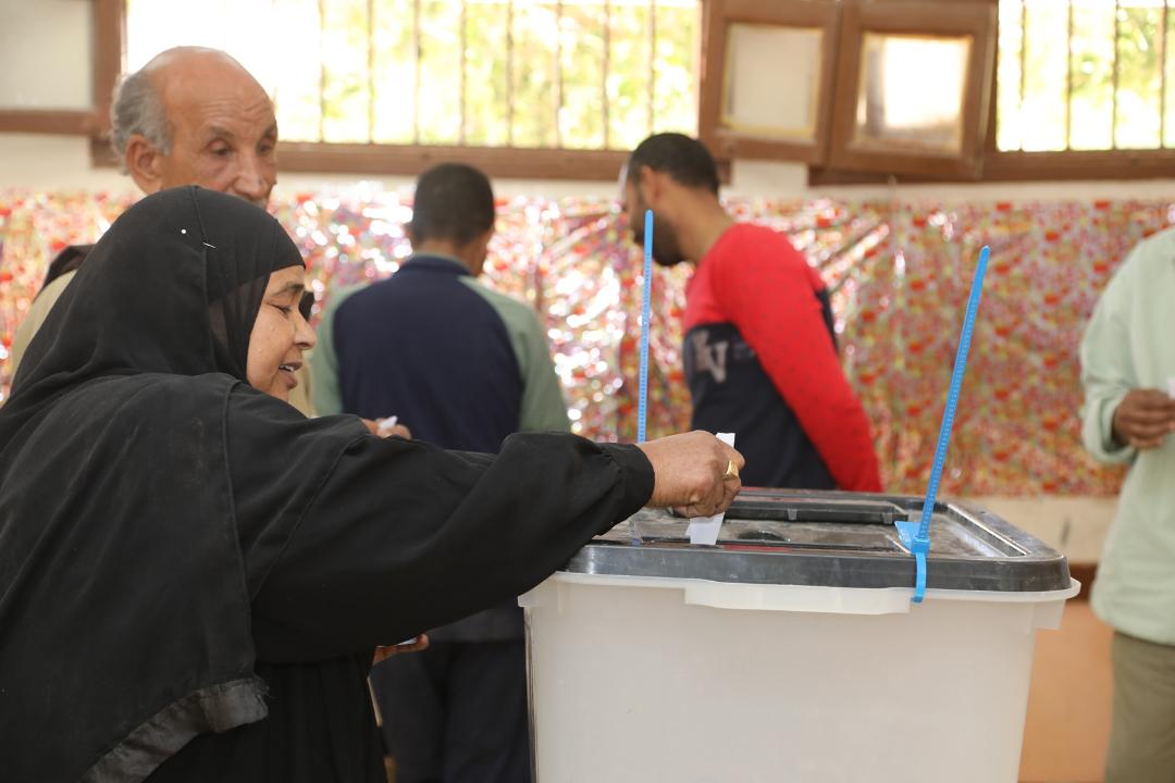   محافظ قنا يتابع عمليات التصويت علي التعديلات الدستورية بالمراكز الانتخابية