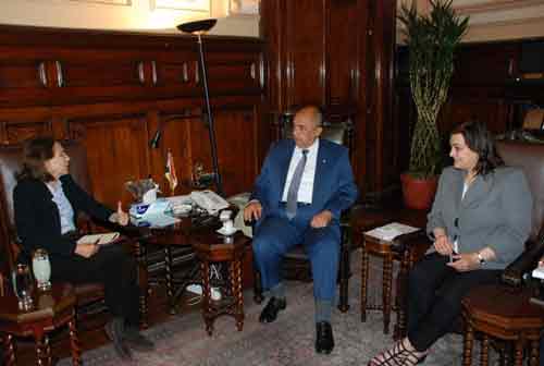   وزير الزراعة يبحث مع سفيرة كولومبيا بالقاهرة تكثيف التعاون الزراعي بين الجانبين