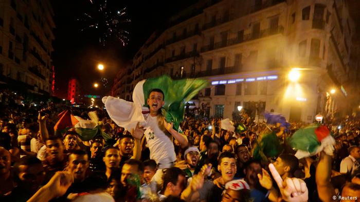   شاهد || احتفالات في الجزائر بعد استقالة بوتفليقة