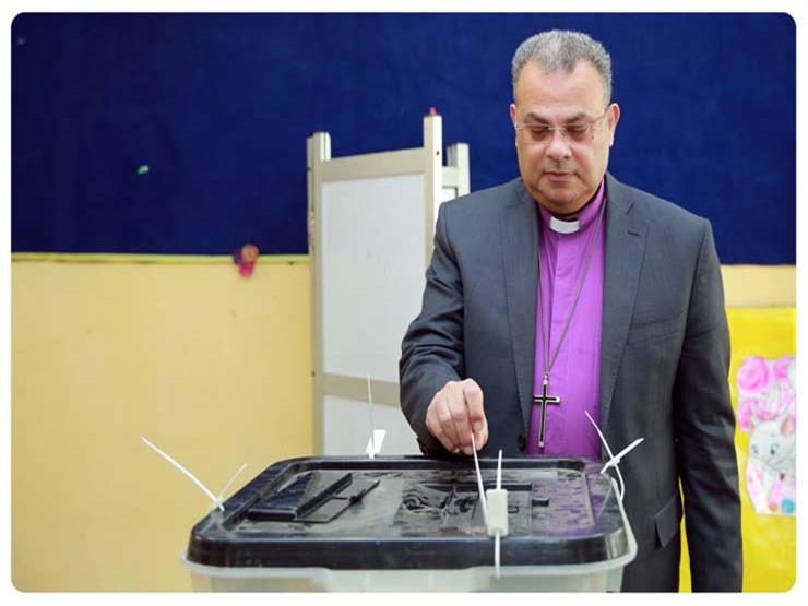   رئيس الطائفة الإنجيلية يدلي بصوته في الاستفتاء على التعديلات الدستورية