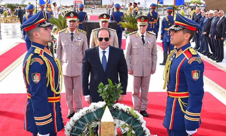   الرئيس السيسى يضع إكليلا من الزهور على النصب التذكارى للجندى المجهول