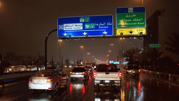  شاهد| السيول تغلق نفقين رئيسيين في السعودية